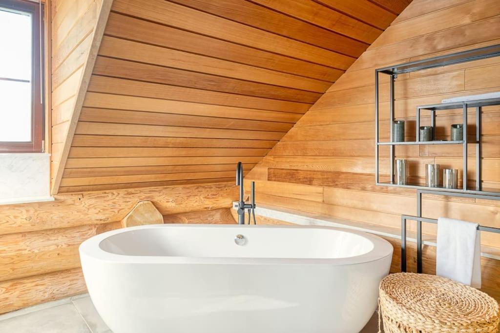 Cozy 4-Bedroom Chalet With Outdoor Spa In Zottegem Exterior photo